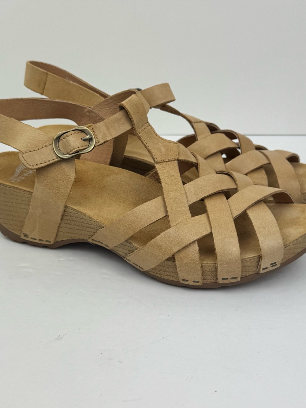 Dansko Tinley sandals. Woven straps and a wedge sole. Tan Leather Size EU 40.